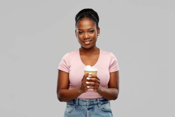 快乐的非裔美国女人喝着咖啡图片下载
