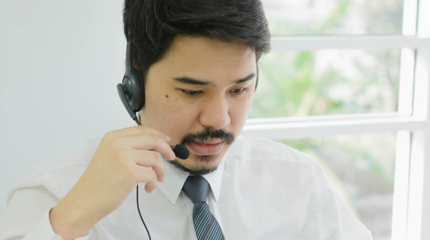 呼叫中心客服人员微笑特写图片下载