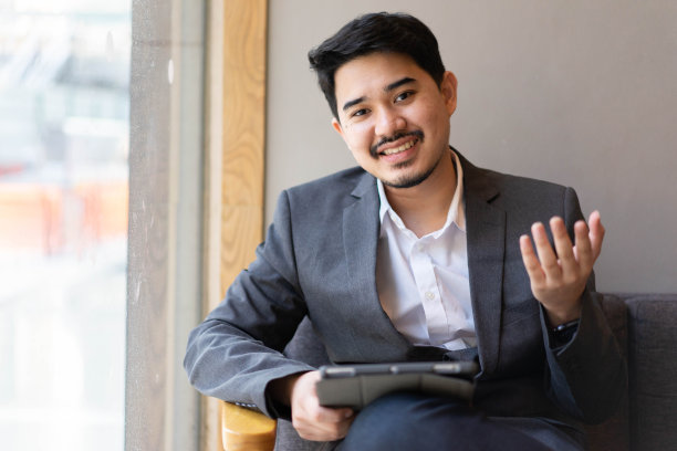 接近中东成人商人与客户交谈，在工作场所咨询共同基金和理财或保险的生活理念图片下载