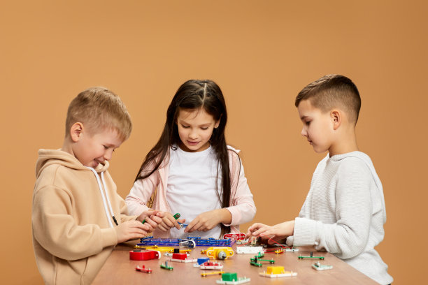 热情的孩子们在工作室收集电子电路图片下载