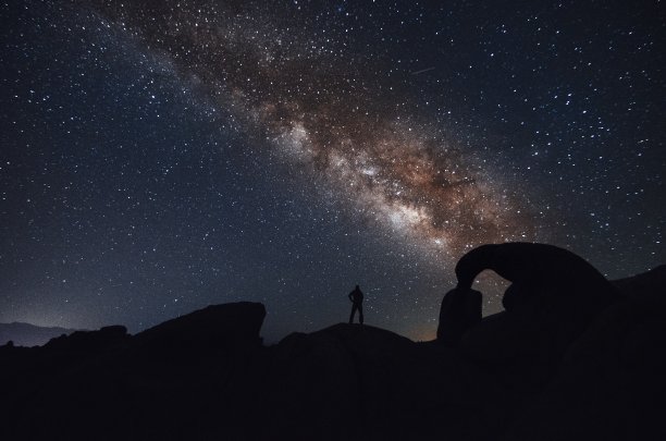攀登者在加利福尼亚莫比乌斯拱门上观看银河图片下载