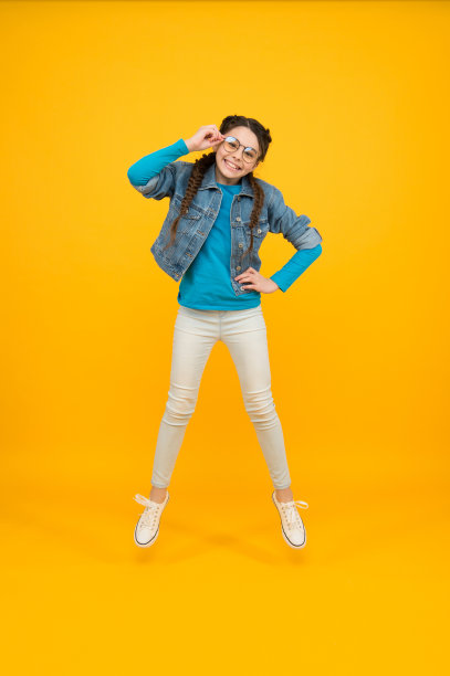 继续前进。快乐的嬉皮女孩跳跃。享受你的生活。快乐的儿童的一天。空中的酷女孩。自由的感觉。微笑的孩子戴着眼镜。能量是她内在的力量图片下载