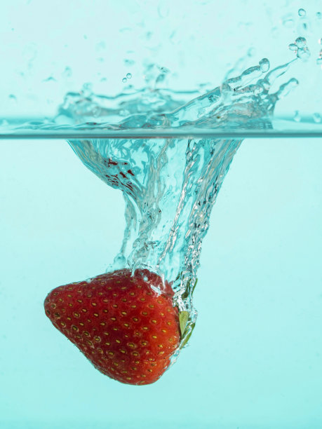 草莓掉进水里溅起水花。图片下载