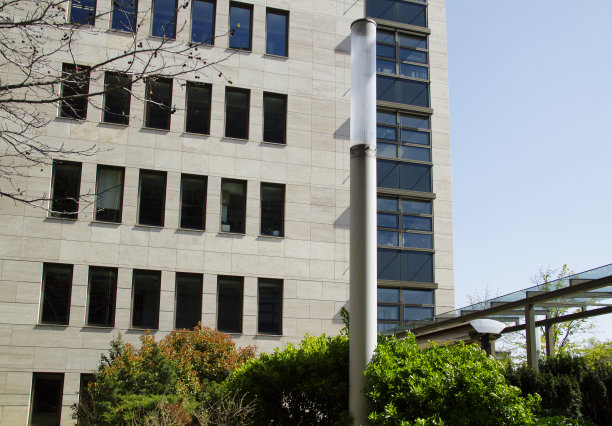 金融区带有光学错觉窗户的办公楼图片下载