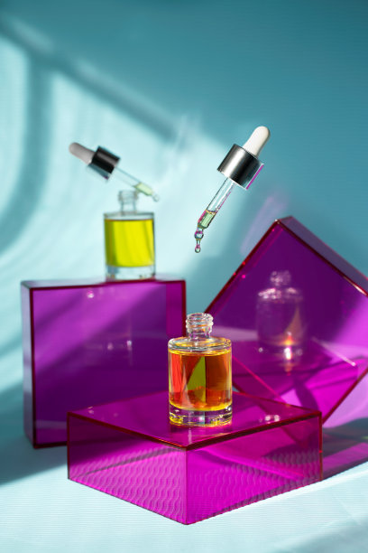 黄色的油在粉红色的领奖台蓝色的背景图片下载