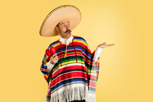 肖像惊讶的人在明亮的衣服孤立在黄色的背景图片下载