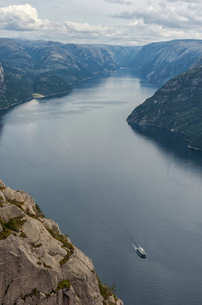 挪威的风景。Preikestolen。河流和旅游渡轮的背景。山。蓝色的天空。图片下载