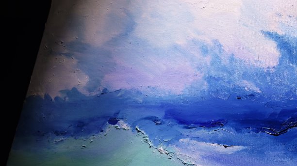 临摹画家用海洋中的船画海景。工匠装饰师用丙烯酸油的颜色绘制了蓝色海面上的船帆。画手指刷调色板。图片下载