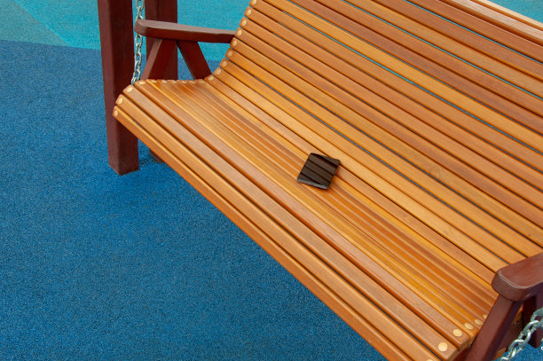 手机被遗忘在公园的长椅上了。在城市里丢失和遗忘的私人物品图片下载