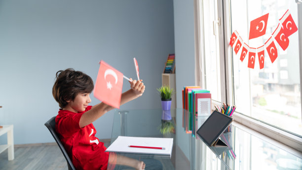 小学男孩在家庆祝国家主权和儿童节图片下载