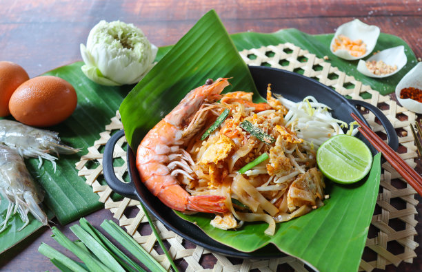 泰式炒面-著名的泰式炒面，用虾和一些食材在香蕉叶上炒-近距离观看图片下载