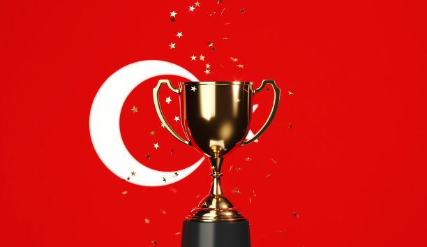 冠军概念-星星形状的纸屑落在一个金色的杯上坐在土耳其国旗上图片下载