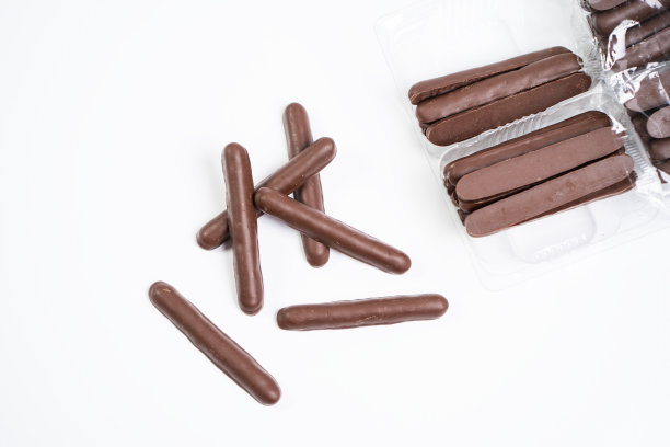 白色背景上的巧克力点心图片下载