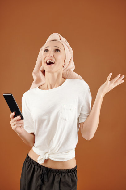 兴奋的女人拿着智能手机图片下载