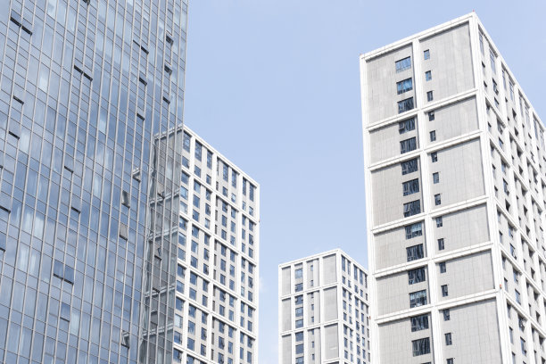 蓝天白云下的现代办公大楼图片下载