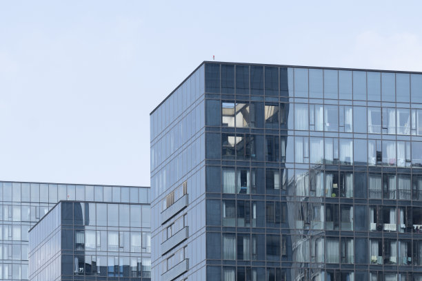 蓝天白云下的现代办公大楼图片下载