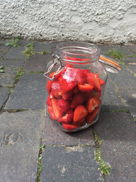 一罐草莓图片下载