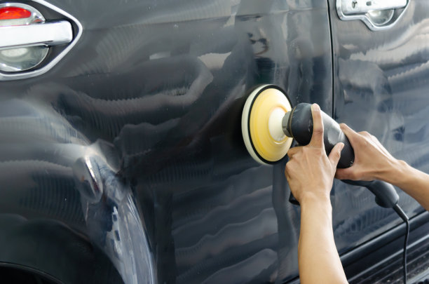 手持汽车上光机的男子图片下载