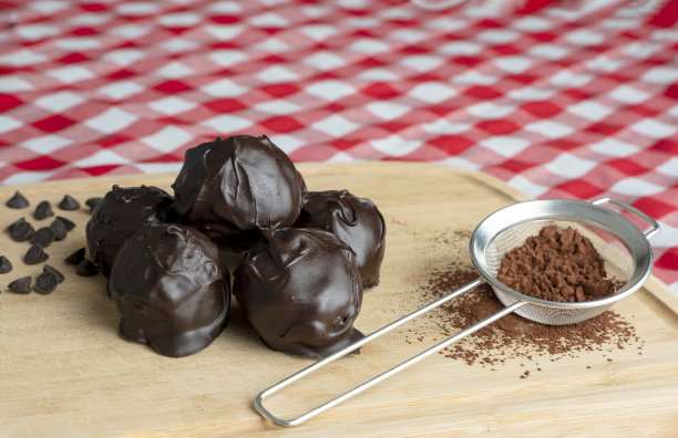 美味的巧克力球准备杏仁面粉和黑巧克力库存照片图片下载