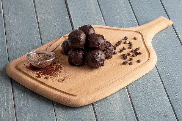 美味的巧克力球准备杏仁面粉和黑巧克力库存照片图片下载