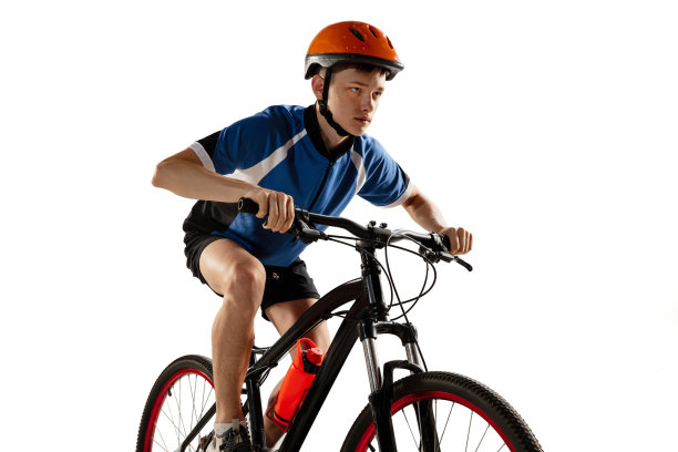 年轻的白人男孩骑自行车在公路自行车孤立在白色的背景。图片下载