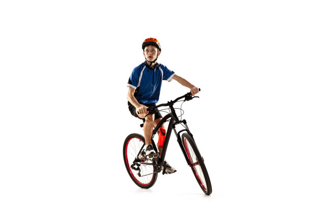 年轻的白人男孩骑自行车与公路自行车隔离在白色的背景。图片下载
