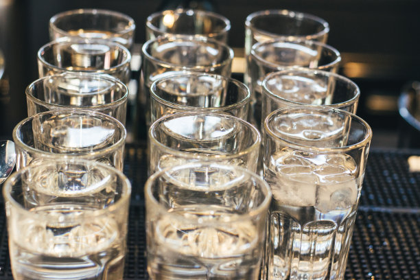 眼镜与水库存照片图片下载