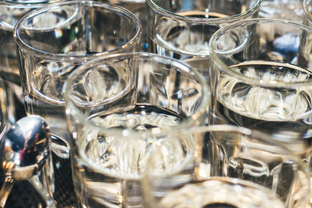 眼镜与水库存照片图片下载