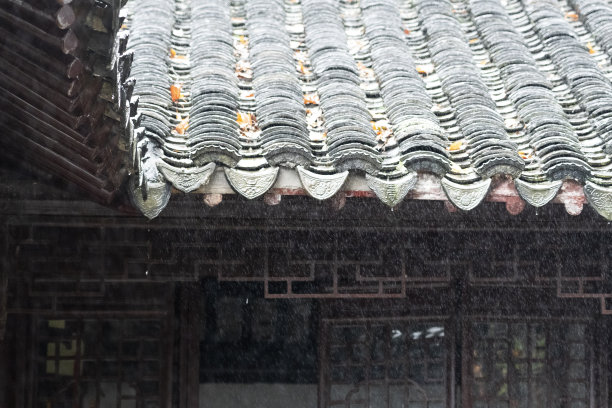 苏州园林中古宅屋檐下的雨天图片下载