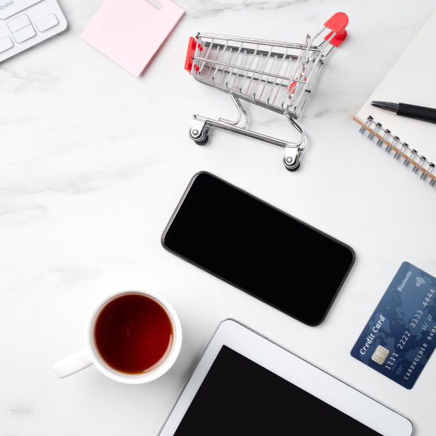 顶视图的网上购物概念与信用卡和电子产品。图片下载
