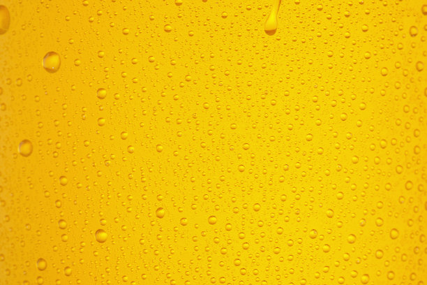 啤酒的背景。冰镇啤酒杯与水珠凝结图片下载