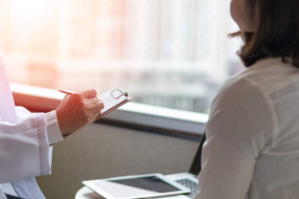 妇女健康保健理念。产科医生咨询女病人的产科和妇科疾病。专业的心理医生咨询心理治疗或咨询诊断图片下载