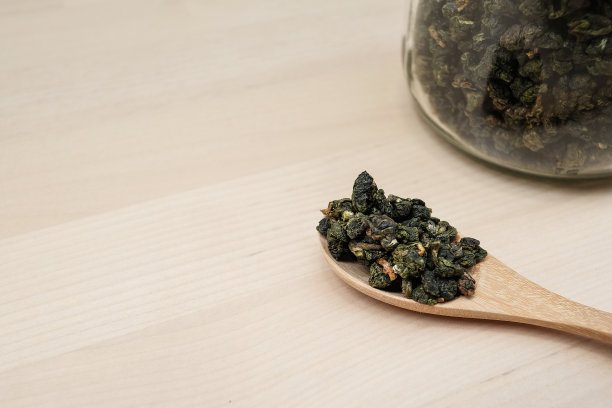 用木勺舀干的绿茶叶子图片下载