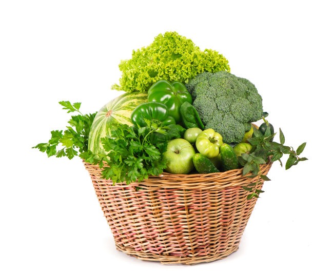 白色背景上的柳条篮子里装着新鲜的绿色蔬菜图片下载