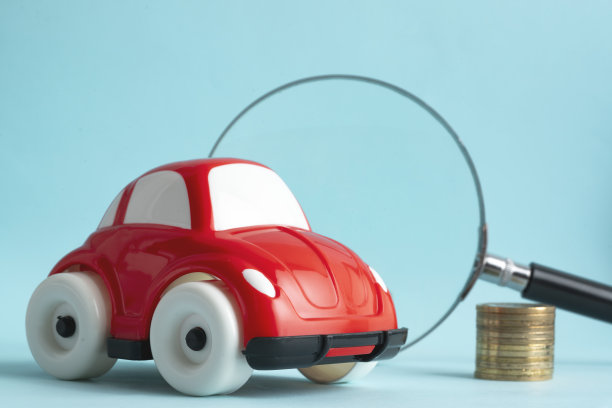 堆硬币在前面的红色汽车库存照片图片下载