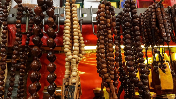 市场摊位上的念珠图片下载