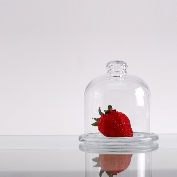 玻璃罐里的新鲜草莓图片下载