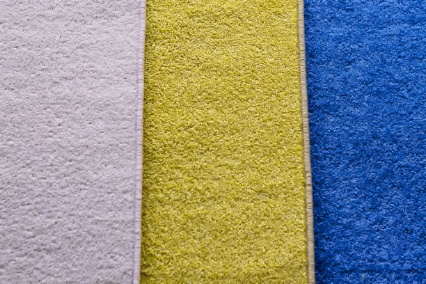 不同颜色的纺织绒垫。正面，室内水平拍摄。图片下载