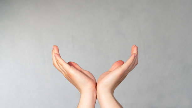 手和手指形成一个碗，就像拿着什么东西。图片下载