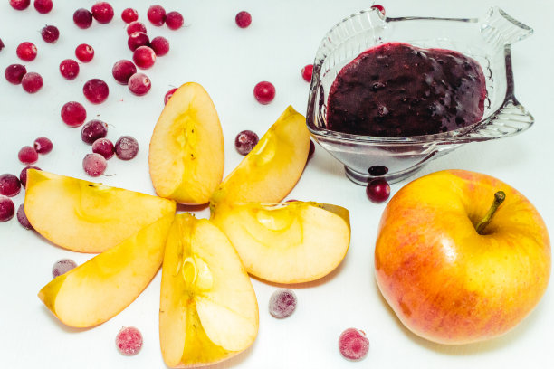 孤立的浆果果酱。红色苹果片孤立在白色背景上。图片下载