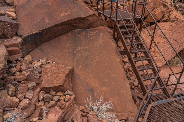 史前丛林人的雕刻，在Twyfelfontein的岩石绘画，纳米比亚-在绘画的人行道图片下载