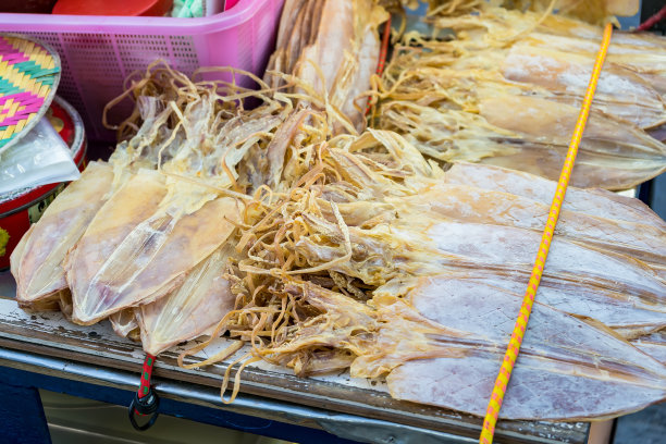 烤鱿鱼干，传统鱿鱼，出售的鱿鱼干，泰国街头小吃。图片下载