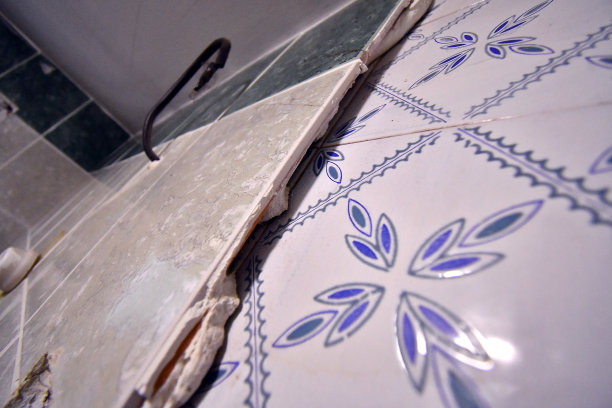 旧的和新的马桶瓷砖图片下载