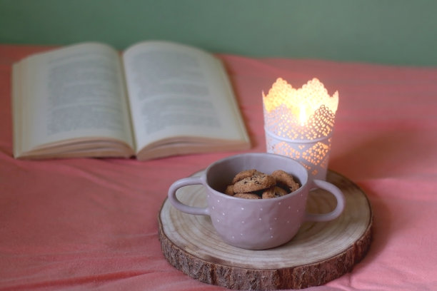 饼干，蜡烛和书图片下载