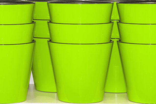 绿色的花盆。正面，室内垂直拍摄。图片下载