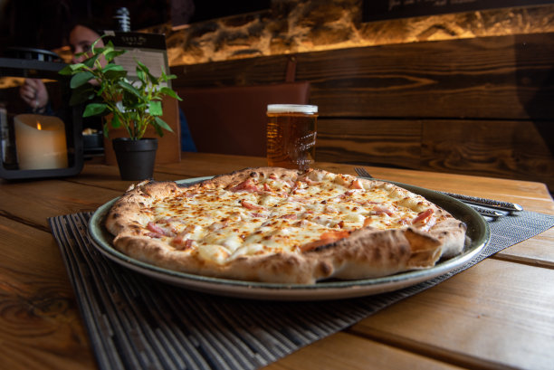 啤酒和木制背景的披萨图片下载