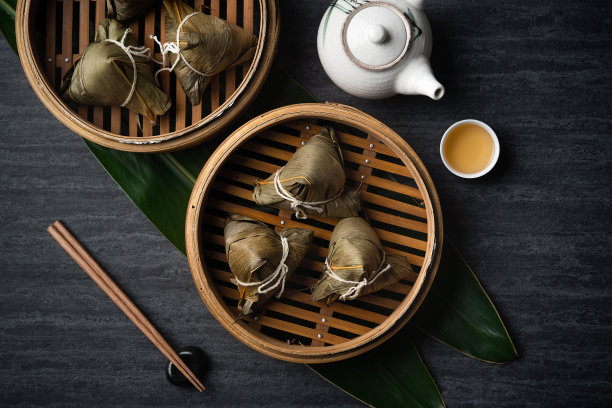 粽子粽子俯视图为端午黑黑的背景。图片下载