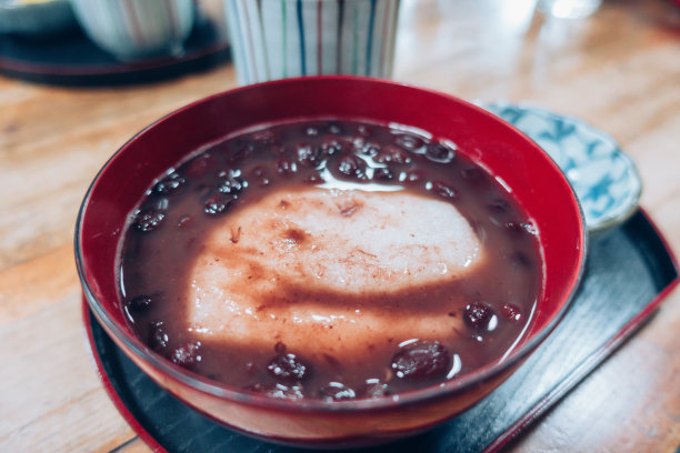 日式甜点，甜红豆汤或被称为“泽仔”，里面有麻糬。图片下载