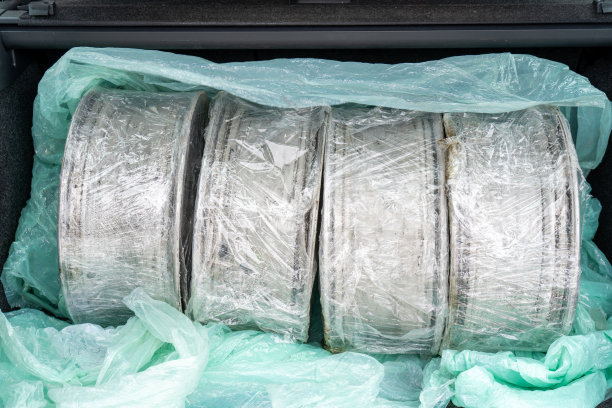 打开的汽车行李箱和四个旧的钢制轮辋图片下载