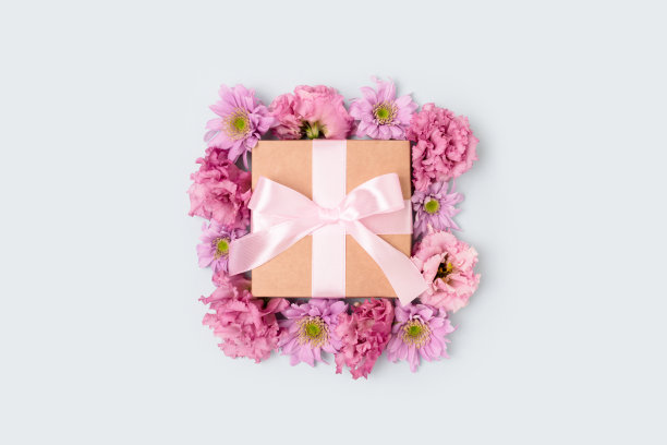 礼盒与一个系蝴蝶结和框架的花。图片下载